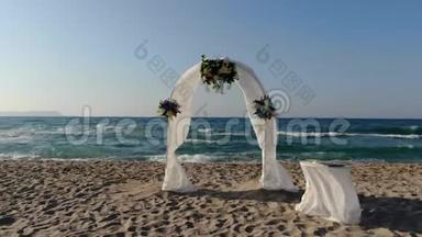 海滩附近有一个漂亮的白色帐篷。 为即将<strong>结婚</strong>的新夫妇做好了准备。 <strong>我们</strong>可以看到